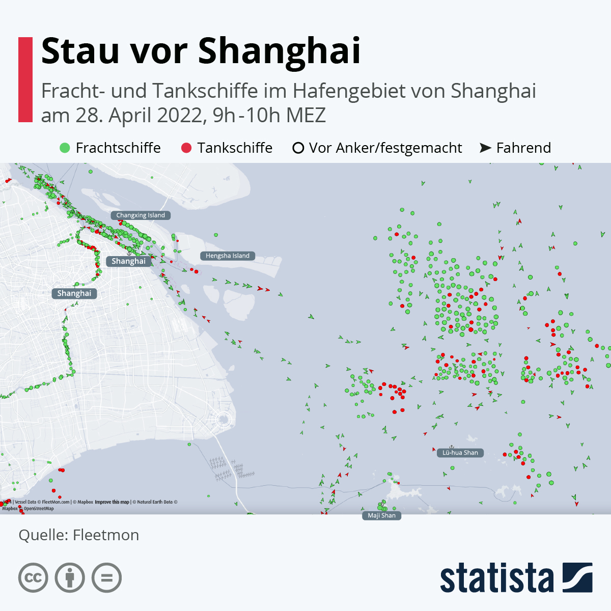 Fracht- und Tankschiffe im Hafengebiet von Shanghai am 28. April 2022